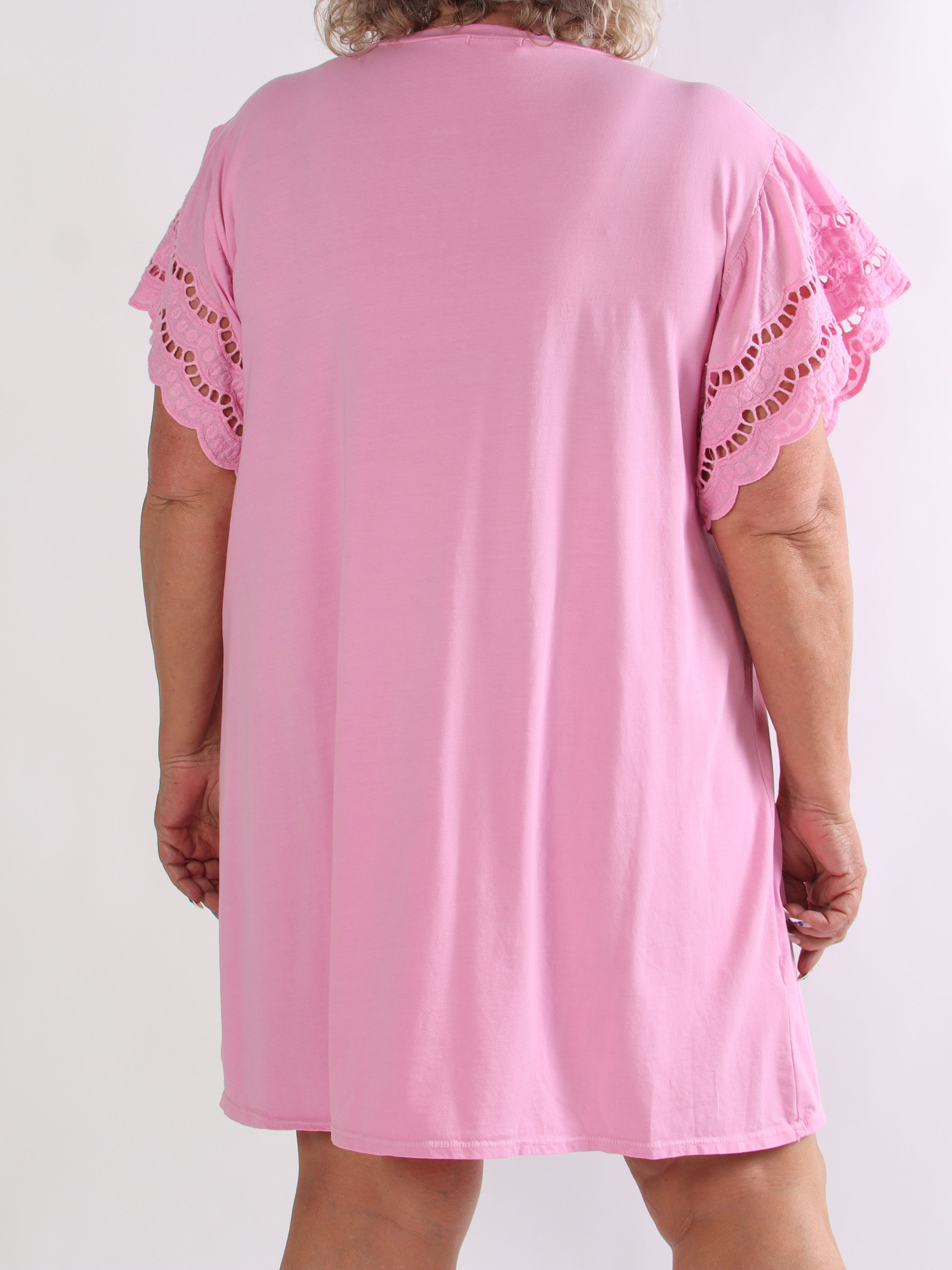 Magnolia Print - Plus size kjole i blød bomuld med tekst og ærmer i broderet hulmønster